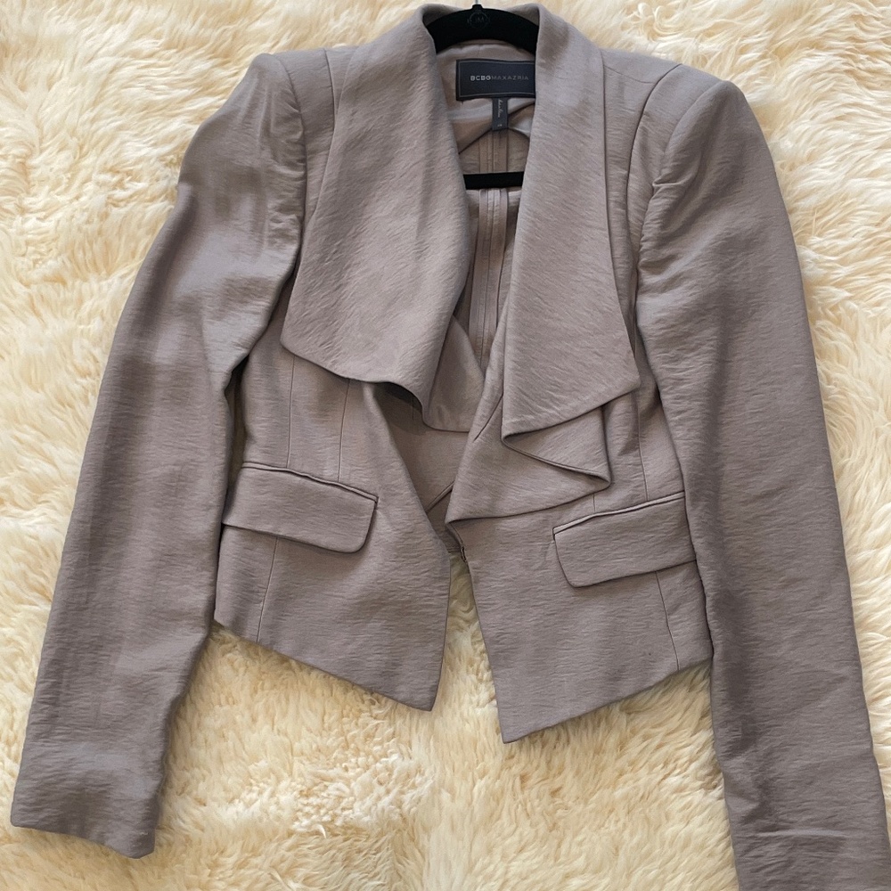 BCBG strong shoulder Blazer
